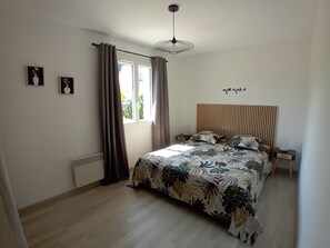 3 bedrooms, iron/ironing board, travel crib, free WiFi - House Des 3 filles in cantal 15700 (Ally)
