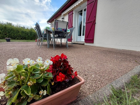 屋外ダイニングエリア. House Des 3 filles in cantal 15700