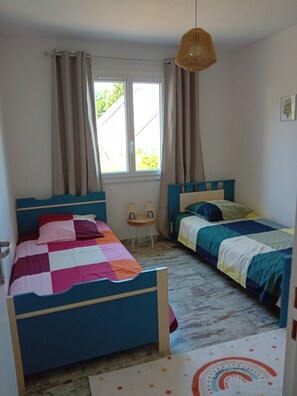 3 slaapkamers, een strijkplank/strijkijzer, reisbedje, gratis wifi