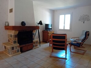Fernseher, Kamin, DVD-Player, Stereoanlage
