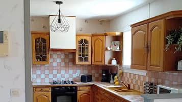 Frigorifero, microonde, forno, piano cottura