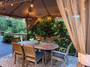 Outdoor dining - Luxury on 100+ acres, hot tub, privacy, high style in the Baraboo Bluffs (Baraboo)