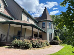 Exterior - Luxury on 100+ acres, hot tub, privacy, high style in the Baraboo Bluffs (Baraboo)