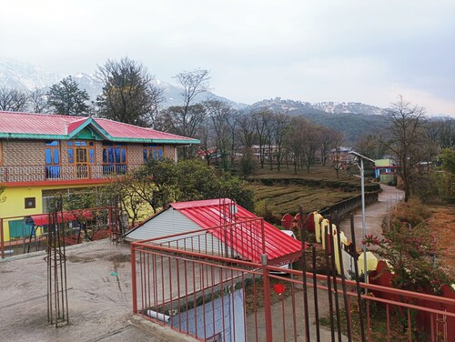 Enchanting 2-bedroom homestay nearby Palampur city  in Dhauladhar mountains.