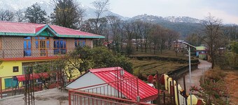 Enchanting 2-bedroom homestay nearby Palampur city  in Dhauladhar mountains.