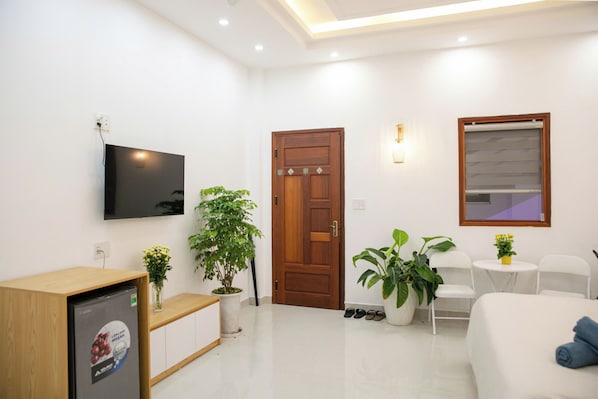 Family Studio | Desk, laptop workspace, iron/ironing board, free WiFi