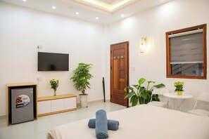 Desk, laptop workspace, iron/ironing board, free WiFi - Lavi home (da nang)