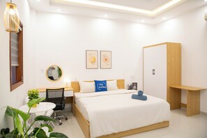 Desk, laptop workspace, iron/ironing board, free WiFi - Lavi home (da nang)