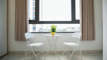 Superior-Doppelzimmer, Stadtblick | Schreibtisch, laptopgeeigneter Arbeitsplatz, Bügeleisen/Bügelbrett