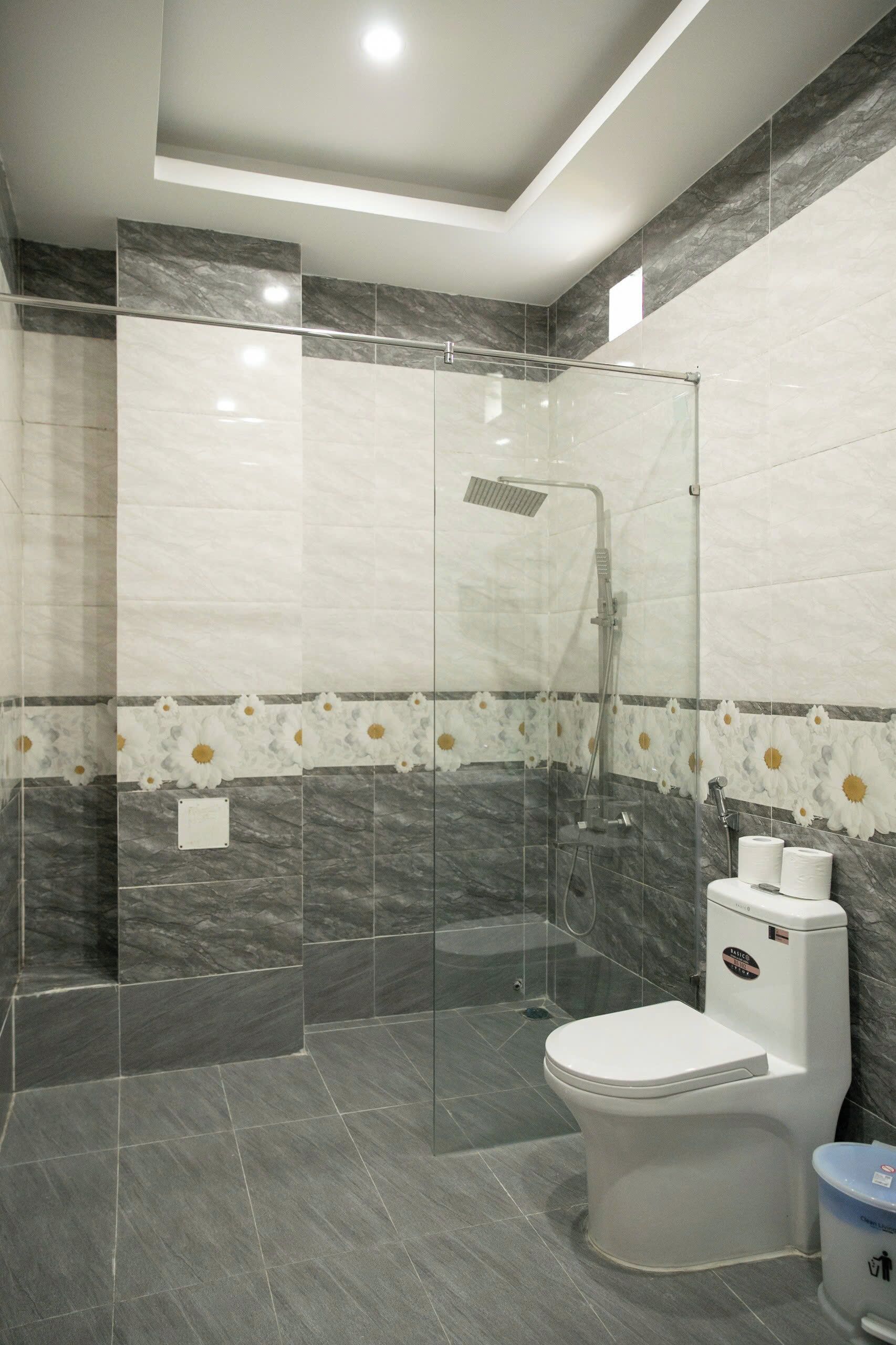 Family Studio | Bathroom | Shower, free toiletries, hair dryer, towels