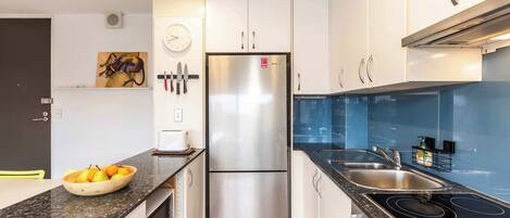 Refrigerador, microondas, horno y parrilla de estufa