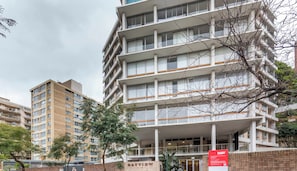Un immeuble résidentiel à plusieurs étages, doté d’une entrée imposante et d’une enseigne indiquant « BAYVIEW ».