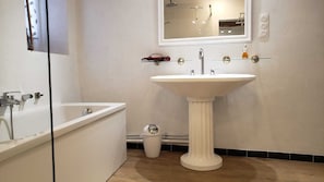 Sèche-cheveux, serviettes fournies, savon, papier toilette
