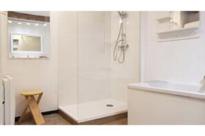 Sèche-cheveux, serviettes fournies, savon, papier toilette