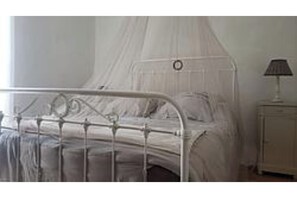 4 bedrooms, iron/ironing board, bed sheets