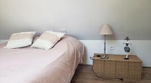 4 habitaciones, tabla de planchar con plancha y ropa de cama