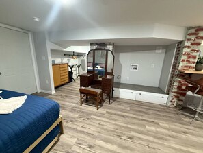 Een strijkplank/strijkijzer, gratis wifi, beddengoed