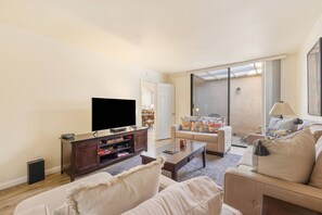 TV, ping pong - Western Views, Monterey CC, Outdoor Dining, Pool, Spa (Palm Desert)