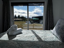 Deluxe House, Mountain View | Iron/ironing board, free WiFi