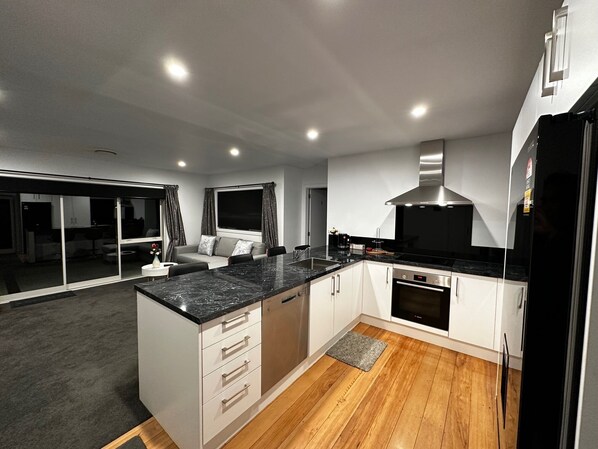 Deluxe House, Mountain View | Private kitchen
