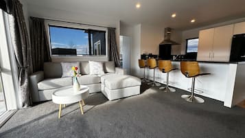 Casa Deluxe, vista a la montaña | Área de sala de estar | Televisión
