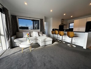 Deluxe House, Mountain View | Living area | TV