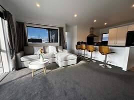 Casa Deluxe, vistas a la montaña | Zona de estar | Una televisión