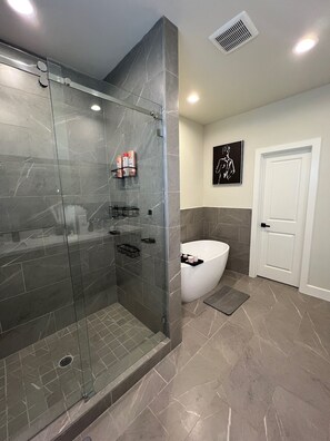 Hair dryer, towels, soap, shampoo - Urban Nest HTX (Houston)
