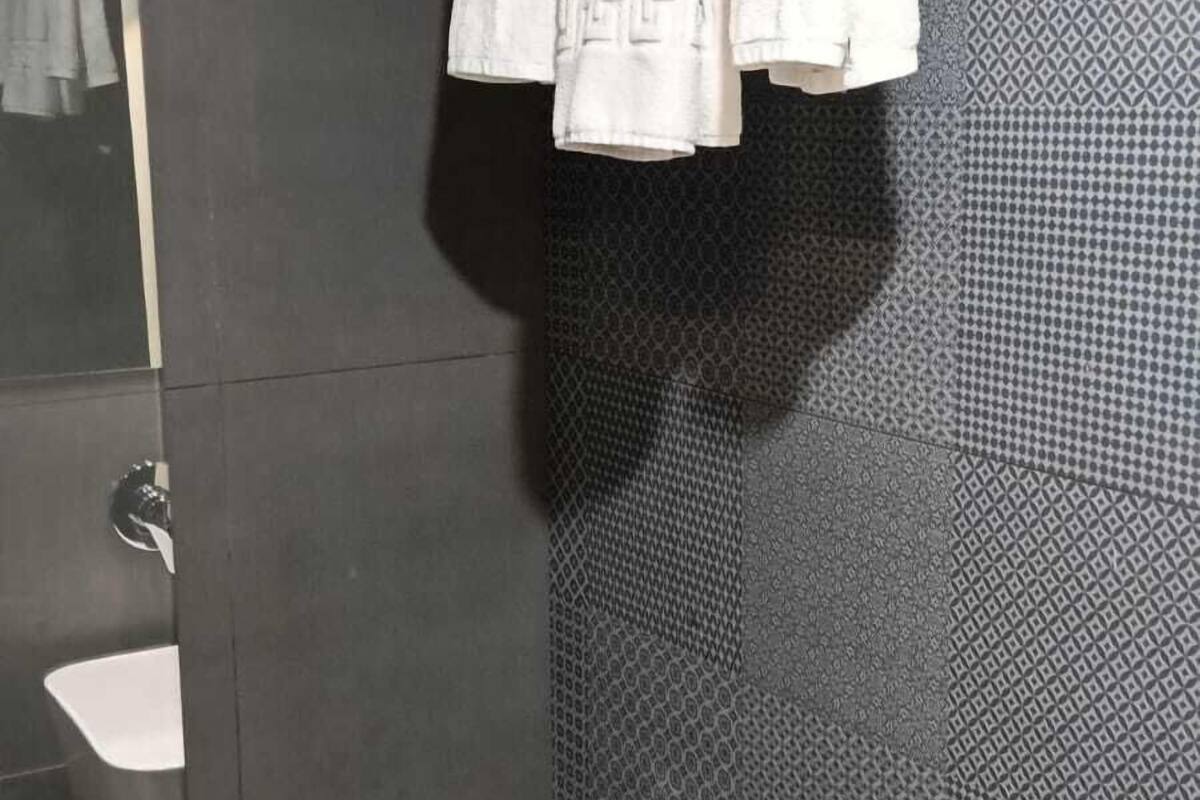 Een douche, handdoeken, zeep, shampoo