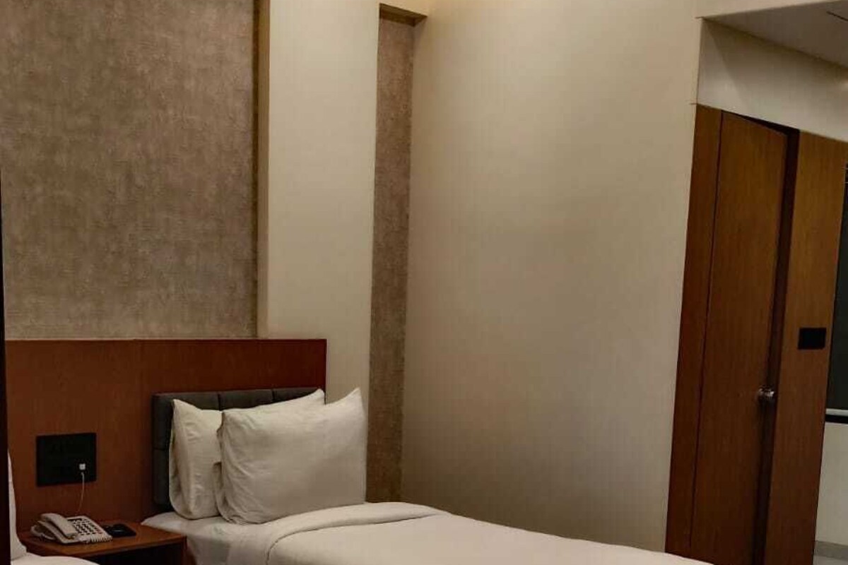 Executive Twin Room | Minibar, soundproofing, iron/ironing board (on request), WiFi (free)