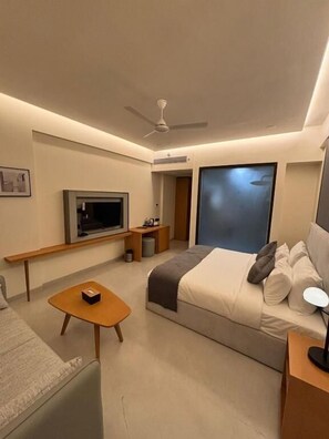 Minibar, sistema de insonorización, tabla de planchar con plancha