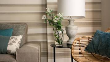 Căn hộ Deluxe, 2 phòng ngủ, quang cảnh thành phố | Khu phòng khách