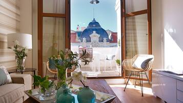 Căn hộ Deluxe, 2 phòng ngủ, quang cảnh thành phố | Khu phòng khách