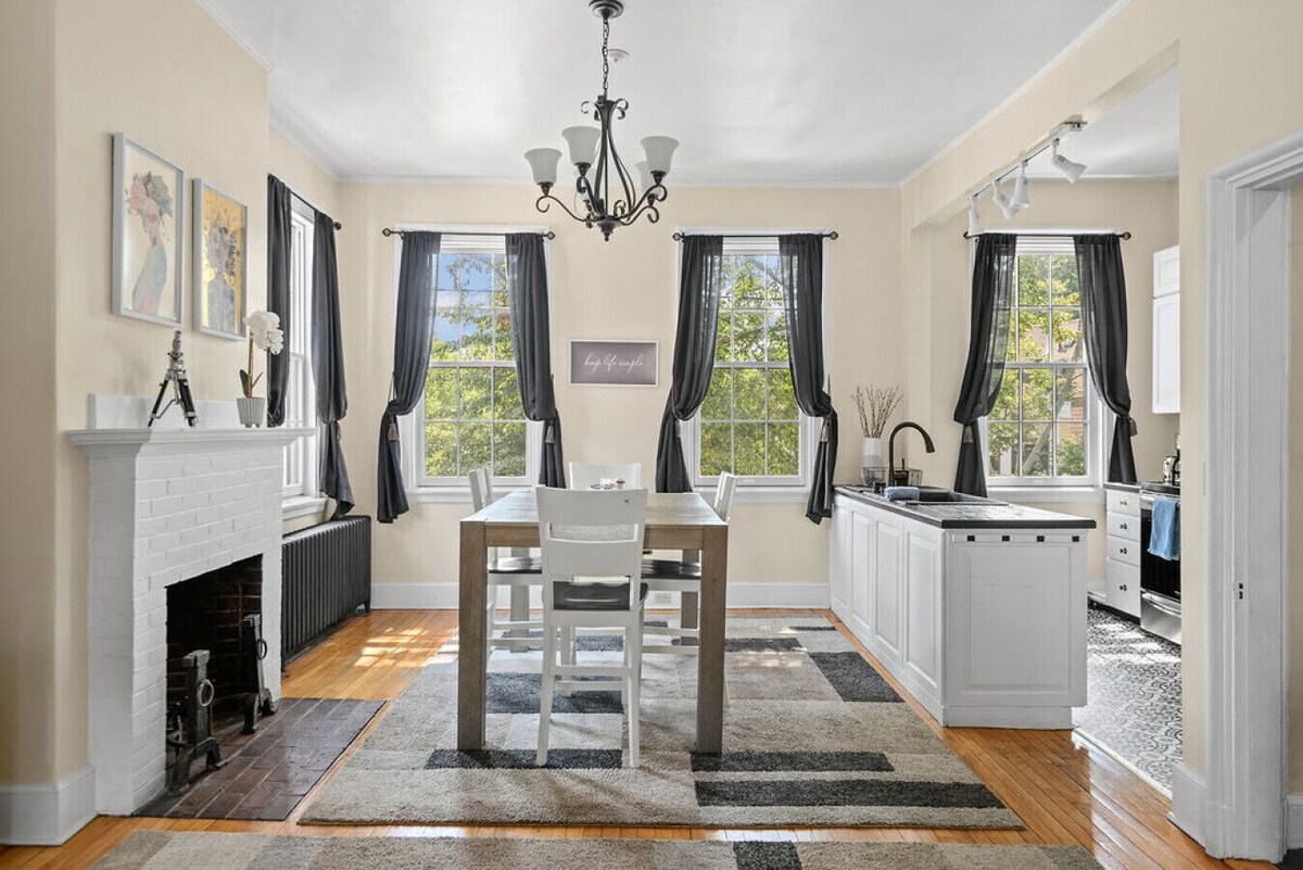 The 87th Townhome - Local Landmark