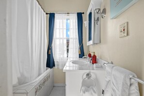 Hair dryer, towels - The 87th Townhome - Local Landmark (Portland)