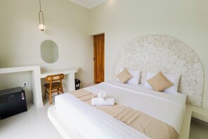 Minibar, bureau, espace de travail pour ordinateur portable