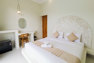 Minibar, escritorio y espacio para trabajar con laptop