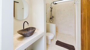 Habitació doble Deluxe | Bany | Dutxa, tovalloles, sabó i xampú 
