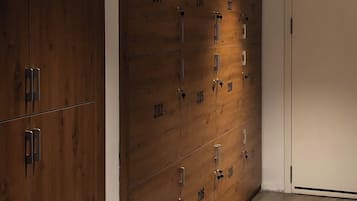 Dormitorio compartido, balcón, vista al lago | Servicios de la habitación