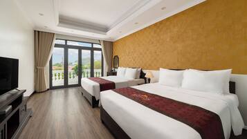 Suite studio familiale, balcon | Minibar, bureau, espace de travail pour ordinateurs portables