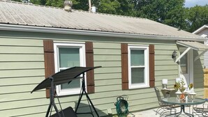 A single-story house with a patio area. - Charming 2-bedroom house in lovely Columbia with AC/ WiFi and smart tv. Backyard (Columbia)