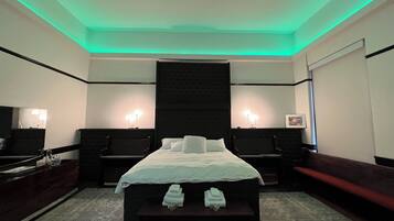 5 bedrooms, iron/ironing board, WiFi, bed sheets