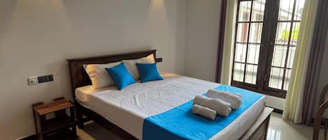 5 bedrooms, WiFi, bed sheets