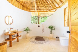 Shower, hair dryer, towels, soap - Romantic Luxury Private Pool Villa with Ocean View & Floating Breakfast (Nusa Penida)