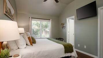 Skrivebord, strykejern/-brett, wi-fi og sengetøy