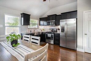 冷蔵庫、電子レンジ、オーブン、コンロ