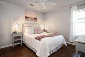 Escritorio, tabla de planchar con plancha, wifi y ropa de cama 