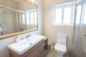 Secador de pelo, toallas, jabón y papel higiénico