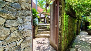 Property grounds - Tropical 3-bedroom villa in fabulous Penestanan walking distance to Ubud centre. (Bali)