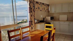Deluxe appartement, uitzicht op zee | Dineren op de kamer